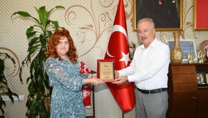 BAŞKAN ŞAHİN’DEN SAĞLIKÇILARA PLAKET