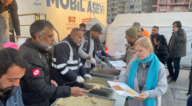 HATAY’DAKİ ÇADIRKENTTE HELVA İKRAMI YAPILDI