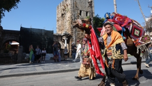 ANTALYA CADDELERİ YÖRÜK GÖÇÜYLE ŞENLENDİ 