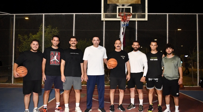 BAŞKAN KOTAN VE VEKİL KAYA GENÇLERLE BASKETBOL OYNADI