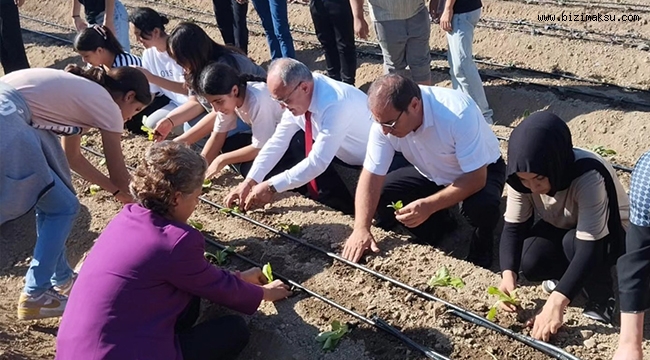 MÜDÜR ÖZTÜRK VE ÖĞRENCİLER FİDAN DİKTİ 