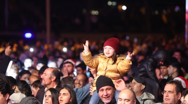 ANTALYALILAR YENİ YIL COŞKUSUNU CUMHURİYET MEYDANI’NDA YAŞADI