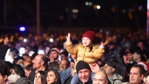 ANTALYALILAR YENİ YIL COŞKUSUNU CUMHURİYET MEYDANI’NDA YAŞADI