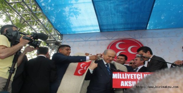 BAHÇELİ'YE KEPENEK HEDİYE EDİLDİ