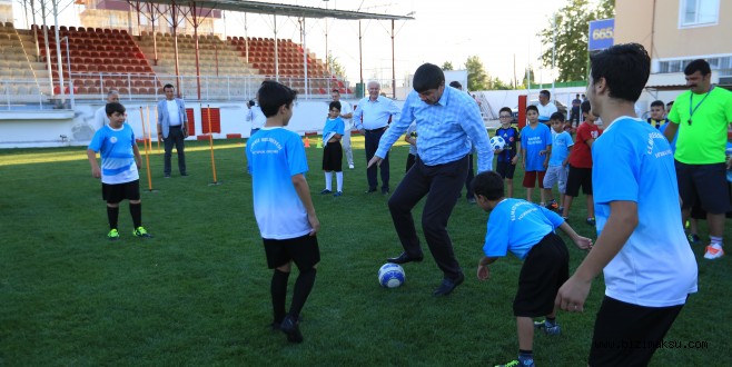 BAŞKAN TÜREL, ELMALI’DA GENÇLERLE MAÇ YAPTI