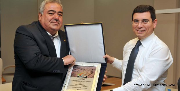 Otobüsçülerden Tütüncü’ye plaket