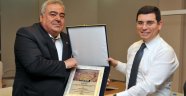 Otobüsçülerden Tütüncü’ye plaket